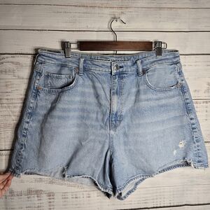 American Eagle Mom Shorts Women Size 18 Some Distressing Light Blue Denim 4"
